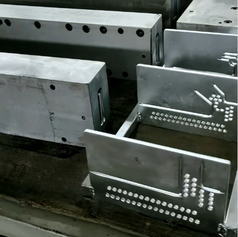 拉擠模具出口冒煙冒料咋回事？